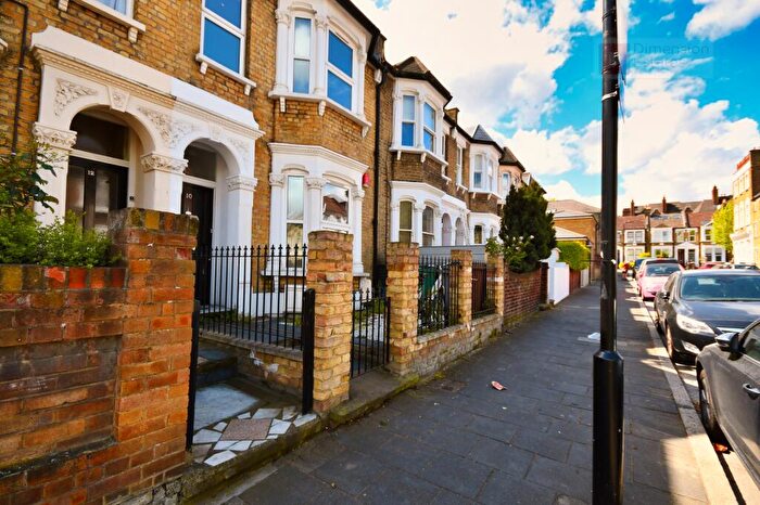 3 Bedroom Maisonette To Rent In Ashenden Road, Homerton, Hackney, E5
