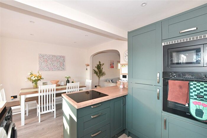 3 Bedroom Link Detached House For Sale In Oakwood Drive, Uckfield, East Sussex, TN22