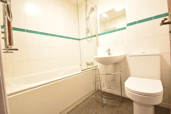 1 Bedroom Apartment For Sale In The Willows, Caversham, Reading, RG4