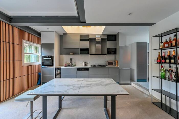 4 Bedroom Property To Rent In Canonbury Park North, Canonbury, London, N1