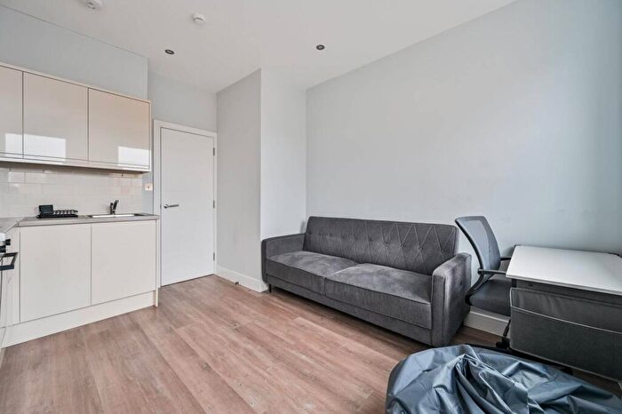 1 Bedroom Flat To Rent In Commercial Road, Shoreditch, London, E1
