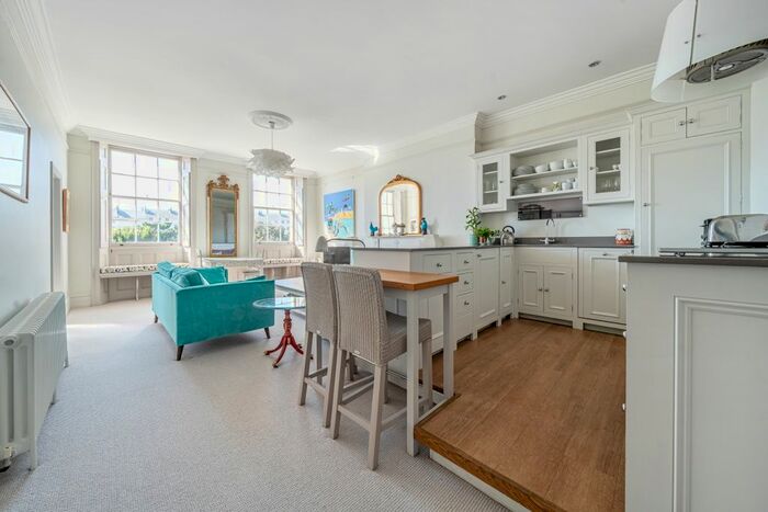 2 Bedroom Flat To Rent In Adelaide Crescent, Hove, BN3