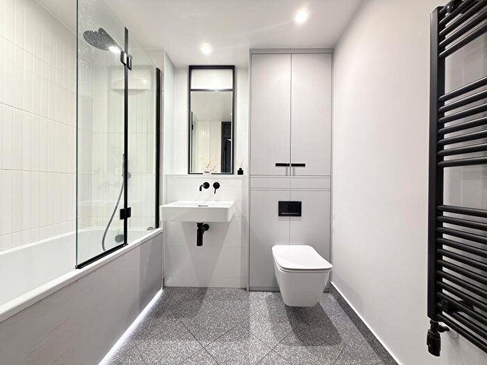 2 Bedroom Flat To Rent In Windsor Square, London, SE18