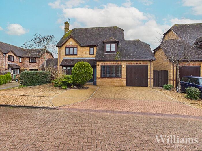 4 Bedroom Detached House For Sale In Mallard Close, Aylesbury, HP19