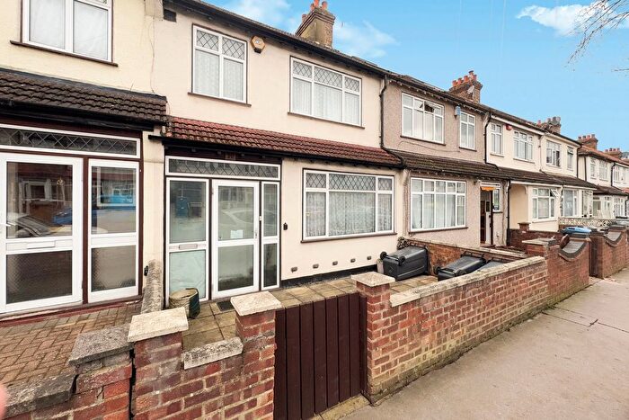 3 Bedroom Terraced House For Sale In Harcourt Road, Thornton Heath, CR7