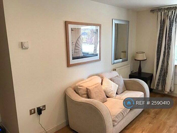 3 Bedroom Flat To Rent In Newport, London, E14