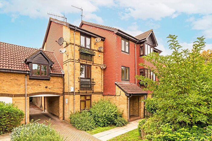 2 Bedroom Flat To Rent In Sterling Gardens, London, SE14