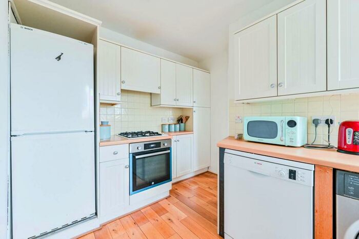 2 Bedroom Flat To Rent In Goldsmith Lane, Kingsbury, London, NW9