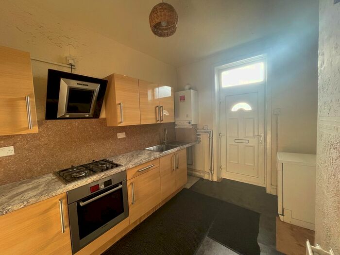 2 Bedroom Flat To Rent In Duckworth Lane, Bradford, West Yorkshire, BD9