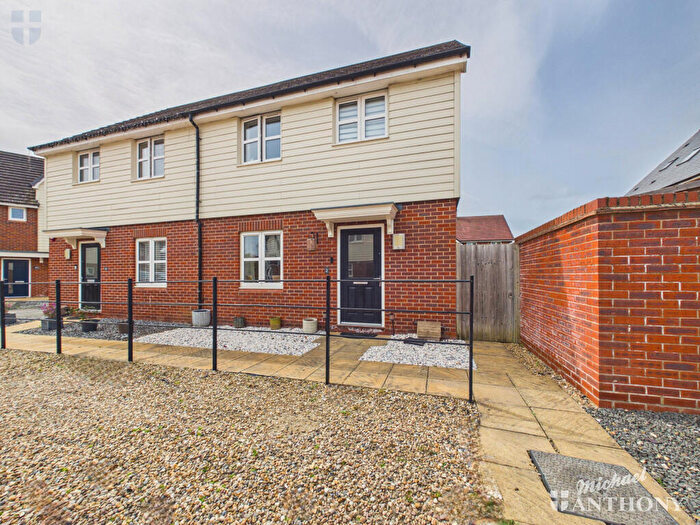 3 Bedroom Semi-Detached House For Sale In Farleigh Drive, Aylesbury, HP18