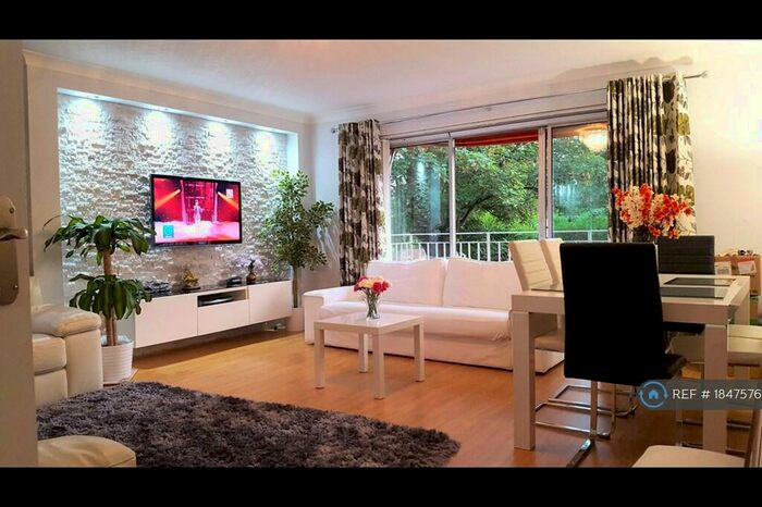 2 Bedroom Flat To Rent In Beckenham Grove, Bromley, BR2