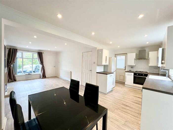3 Bedroom Semi-Detached House For Sale In Wrekin Close, Halesowen, B63