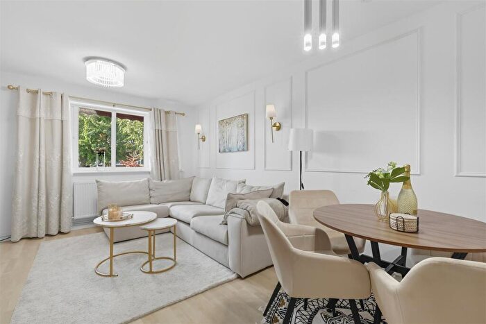 1 Bedroom Terraced House For Sale In Mahon Close, Enfield, EN1