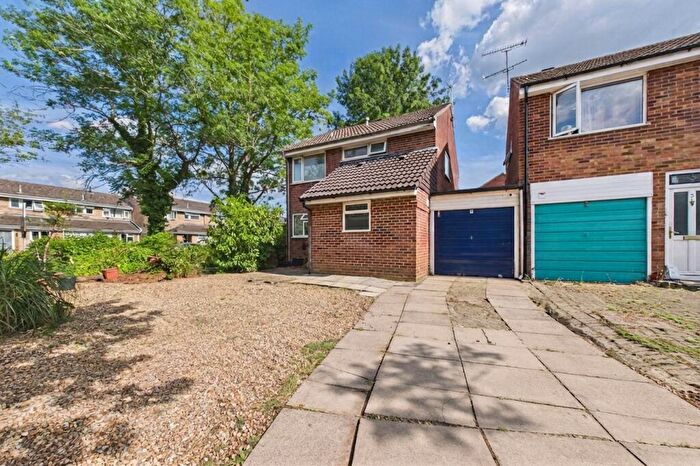 3 Bedroom Link Detached House For Sale In Upton Close, Farnborough, Hampshire, GU14