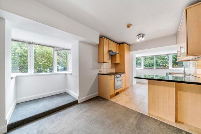 2 Bedroom Flat To Rent In Bramlands Close, London, SW11