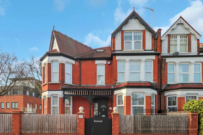 2 Bedroom Flat To Rent In High Road, London, N20