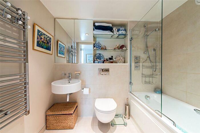 2 Bedroom Flat For Sale In Bazalgette Court, Great West Road, W6