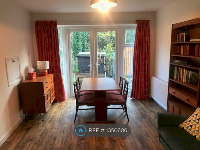 2 Bedroom Maisonette To Rent In Vernon Crescent, Barnet, EN4