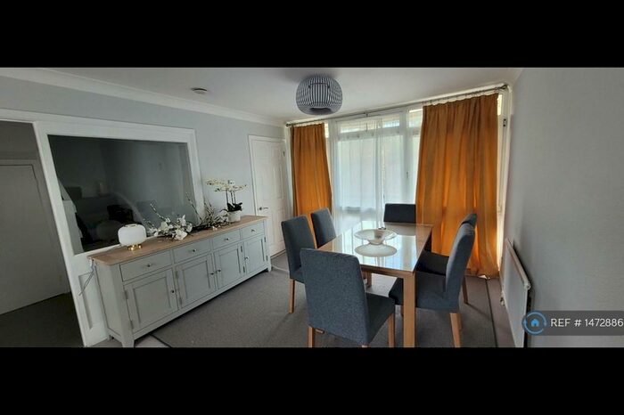 3 Bedroom Flat To Rent In Copenhagen Way, Walton-On-Thames, KT12