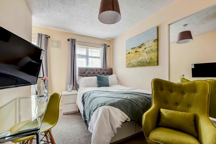 1 Bedroom Property To Rent In Smalls Mead, West Green, RH11