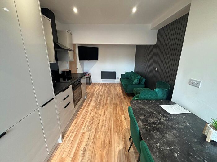 3 Bedroom Flat To Rent In Kings Road, M16
