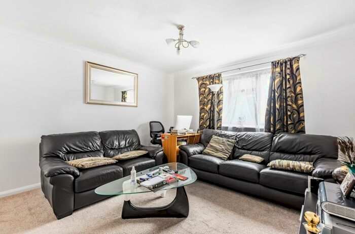 2 Bedroom End Of Terrace House To Rent In Goldfinch Road London, SE28