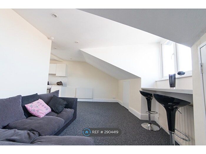 1 Bedroom Flat To Rent In Queens Road, Buckhurst Hill, IG9