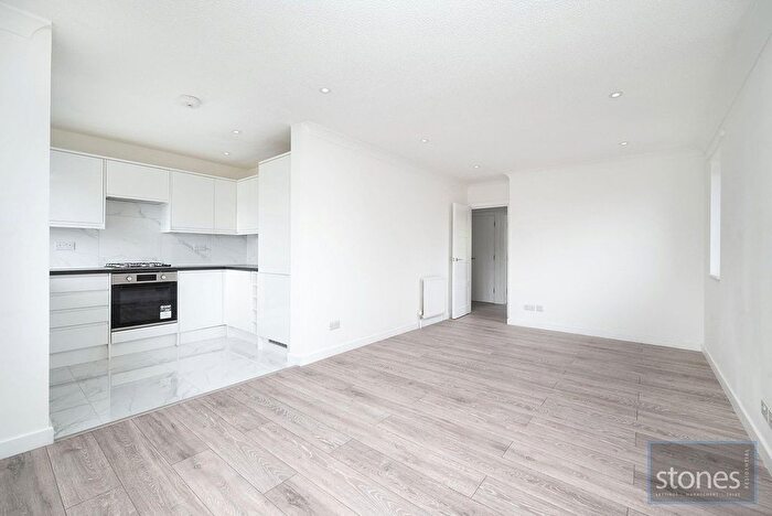 3 Bedroom Flat To Rent In Nether Street, London, N12