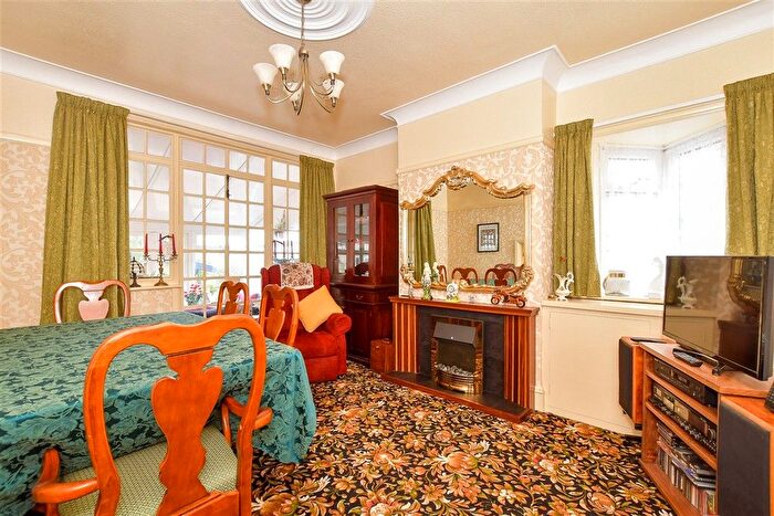 3 Bedroom Detached House For Sale In Portsmouth Road, Horndean, Waterlooville, Hampshire, PO8