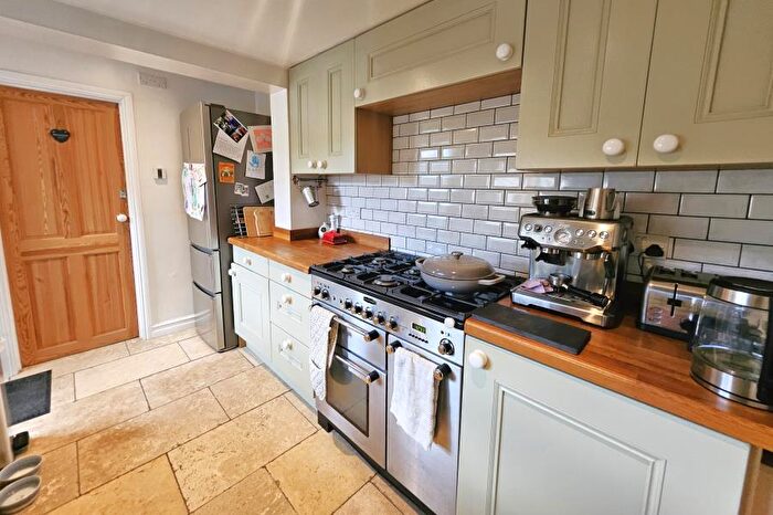 3 Bedroom Semi-Detached House To Rent In Addlestone, Surrey, KT15