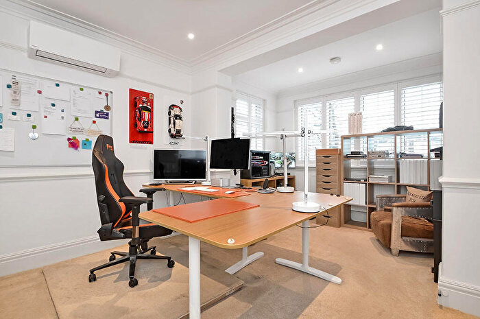 5 Bedroom Detached House For Sale In Cowplain, Hampshire, PO8