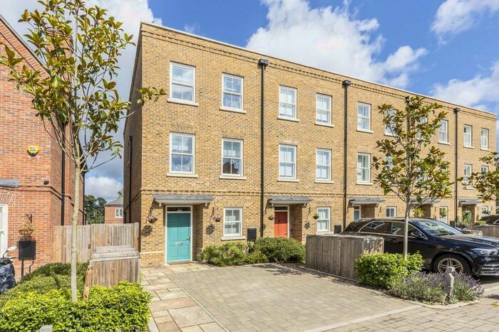 4 Bedroom Property To Rent In Barrons Chase, Richmond, TW10