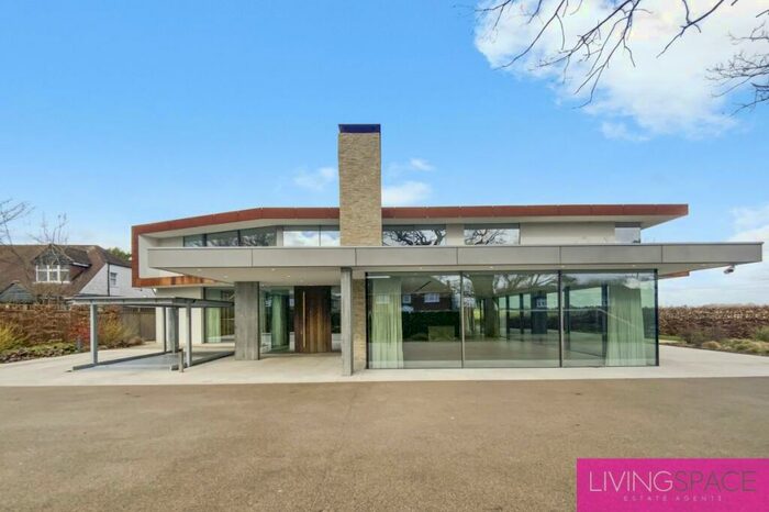 7 Bedroom Detached House To Rent In Waggon Road, Enfield, EN4