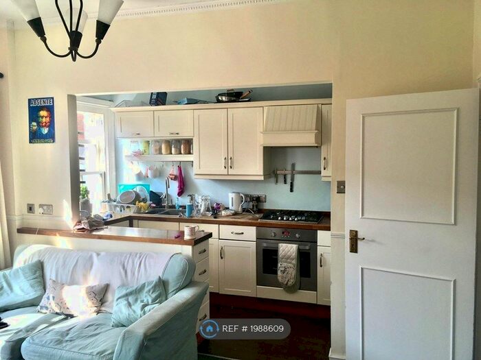 2 Bedroom Flat To Rent In Heyford Avenue, London, SW8