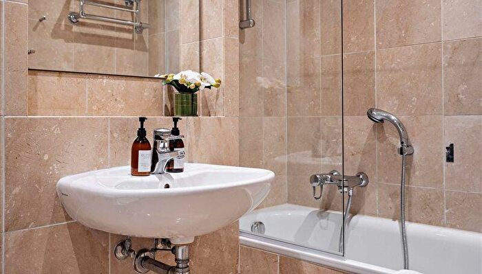 2 Bedroom Flat To Rent In Westferry Circus, London, E14