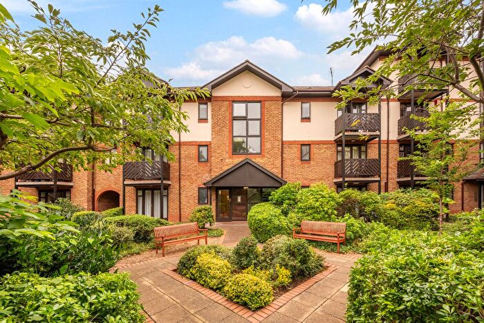 2 Bedroom Flat To Rent In Lichfield Gardens, Richmond, TW9