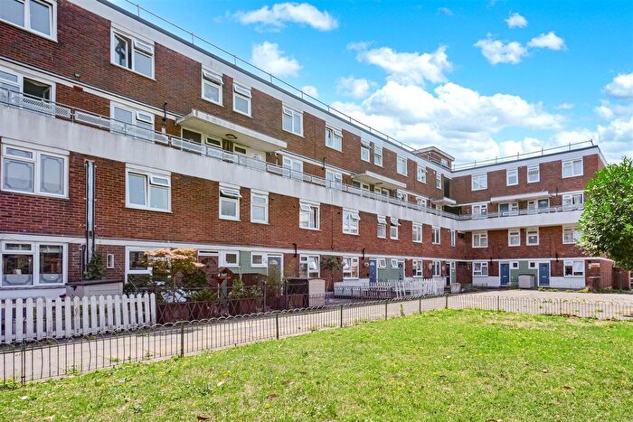 3 Bedroom Maisonette For Sale In Fellows Court, Weymouth Terrace, London, E2