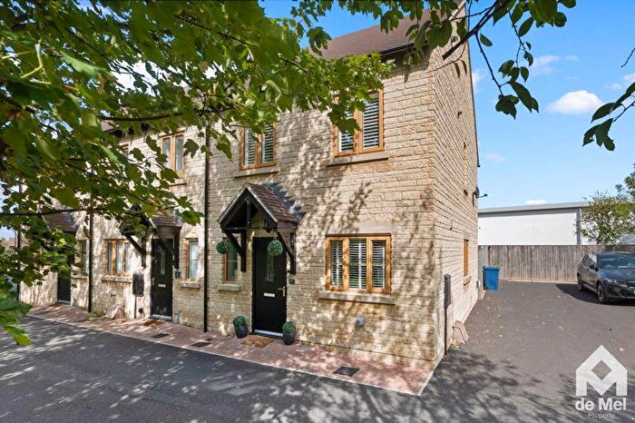 3 Bedroom End Of Terrace House For Sale In Hill View Close, Bishops Cleeve, Cheltenham, GL52