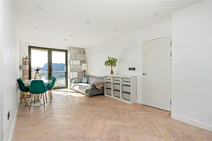 2 Bedroom Apartment To Rent In Eastlight Apartments, City Of London, E1