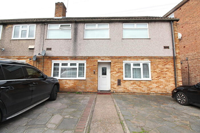 2 Bedroom Flat To Rent In Billet Lane, RM11