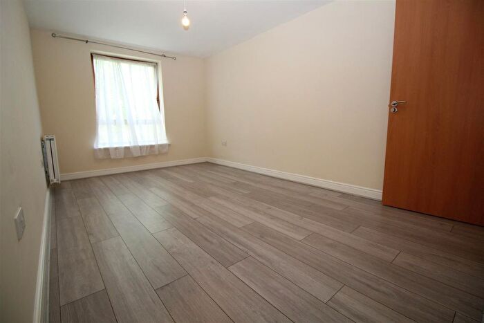 2 Bedroom Flat To Rent In Commonwealth Drive, Three Bridges, Crawley, West Sussex., RH10