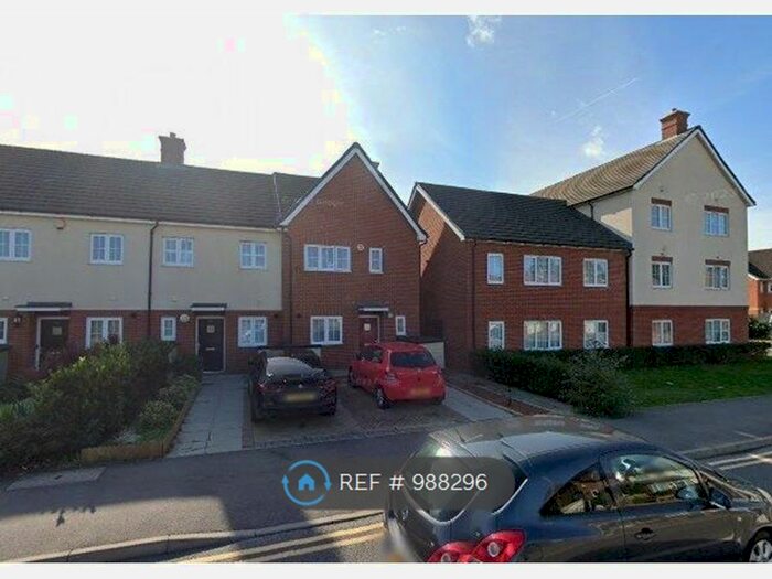 3 Bedroom End Of Terrace House To Rent In Long Furlong Drive, Slough, SL2