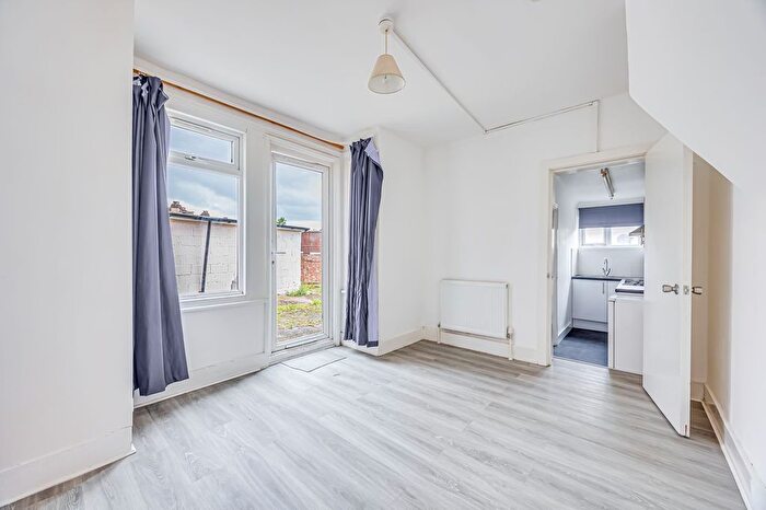 Studio To Rent In Tugela Road, Croydon, CR0