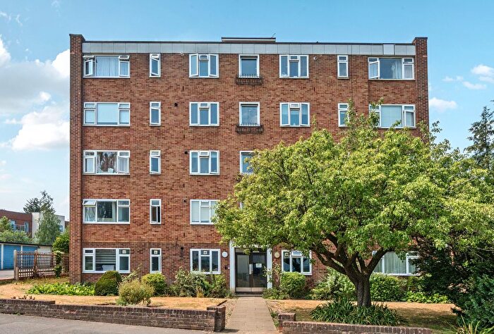 2 Bedroom Flat For Sale In Embassy Court, Shotfield, Wallington, SM6