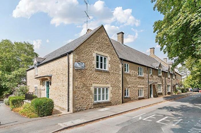 2 Bedroom Apartment For Sale In The Playing Close, Charlbury, Chipping Norton, OX7