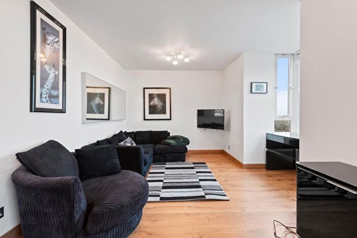 2 Bedroom Flat To Rent In Osprey Heights, Bramlands Close, SW11