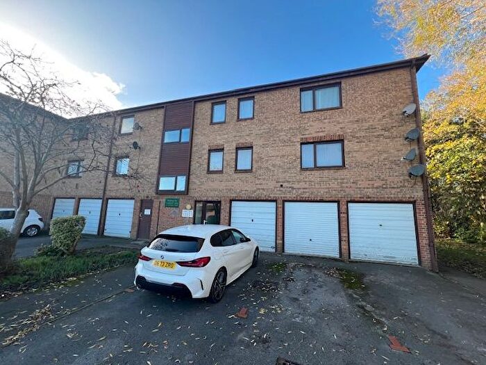 2 Bedroom Flat To Rent In Robins Close, Uxbridge, UB8