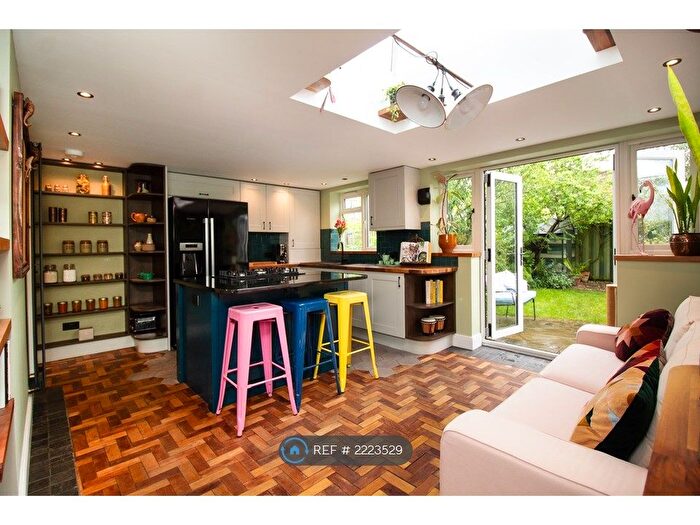 3 Bedroom Flat To Rent In Barry Road, London, SE22