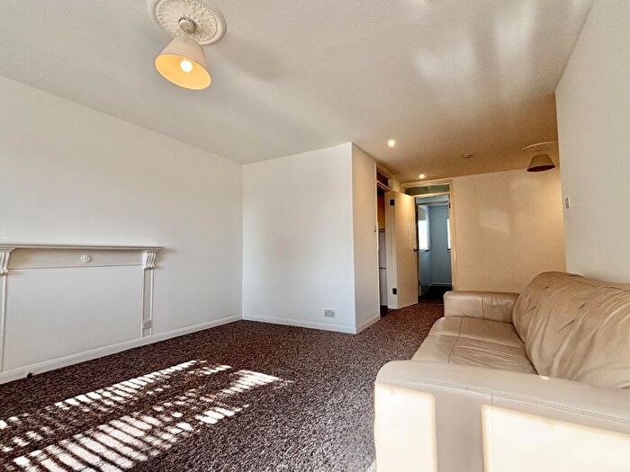 1 Bedroom Maisonette To Rent In Bembridge, Netley Abbey, SO31