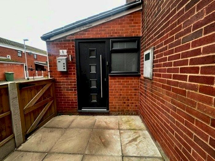 3 Bedroom Town House To Rent In Southdene, Worksop, S81